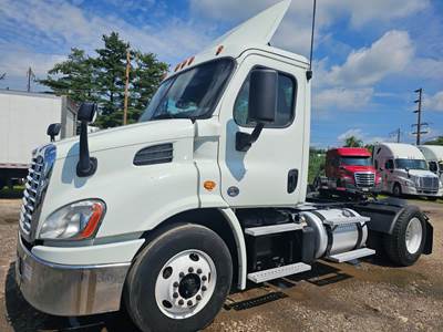 Freightliner Cascadia 113 Single Axle Day Cab Truck - 410HP, 10 Speed Manual