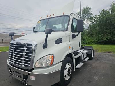 Freightliner Cascadia 113 Single Axle Day Cab Truck - 410HP, 10 Speed Manual