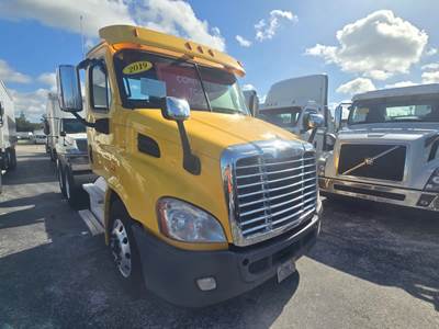 Freightliner Cascadia 113 Day Cab Truck - 435HP, 12 Speed Automatic