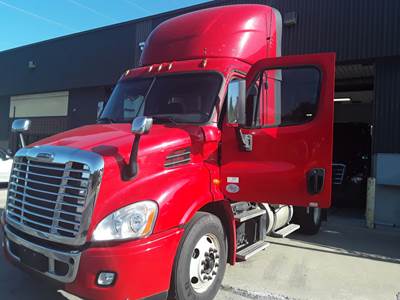 Freightliner Cascadia 113 Single Axle Day Cab Truck - 450HP, 10 Speed Manual