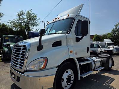 Freightliner Cascadia 113 Single Axle Day Cab Truck - 410HP, 10 Speed Manual