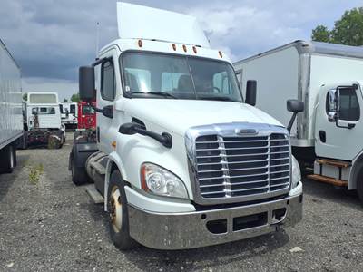 Freightliner Cascadia 113 Single Axle Day Cab Truck - 410HP, 12 Speed Automatic
