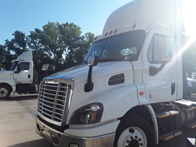 Freightliner Cascadia 113 Day Cab Truck - 410HP, 12 Speed Automatic