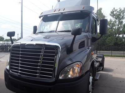 Freightliner Cascadia 113 Single Axle Day Cab Truck - 410HP, 10 Speed Manual