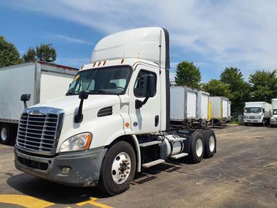 Freightliner Cascadia 113 Day Cab Truck - 435HP, 12 Speed Automatic