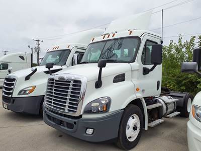 Freightliner Cascadia 113 Single Axle Day Cab Truck - 410HP, 10 Speed Manual