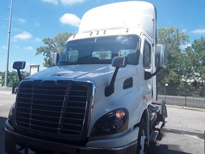 Freightliner Cascadia 113 Single Axle Day Cab Truck - 410HP, 12 Speed Automatic