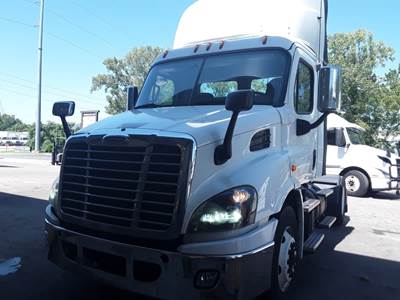 Freightliner Cascadia 113 Single Axle Day Cab Truck - 410HP, 12 Speed Automatic