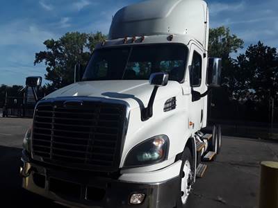 Freightliner Cascadia 113 Day Cab Truck - 410HP, 12 Speed Automatic