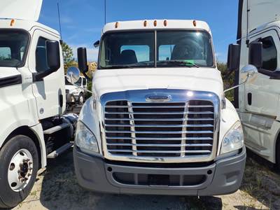 Freightliner Cascadia 113 Day Cab Truck - 450HP, 10 Speed Manual