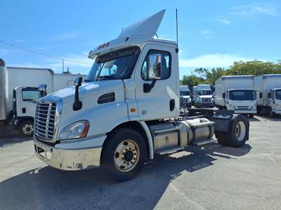Freightliner Cascadia 113 Single Axle Day Cab Truck - 450HP, 10 Speed Manual
