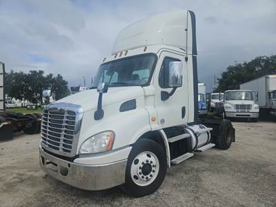 Freightliner Cascadia 113 Single Axle Day Cab Truck - 450HP, 12 Speed Automatic