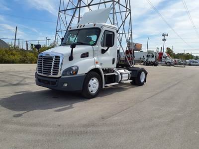 Freightliner Cascadia 113 Single Axle Day Cab Truck - 410HP, 10 Speed Manual