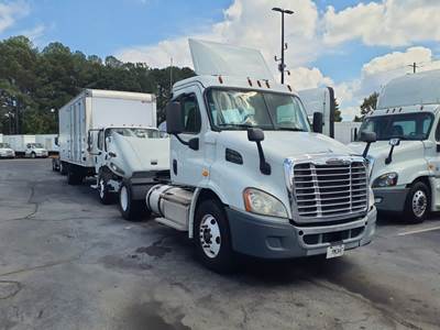 Freightliner Cascadia 113 Single Axle Day Cab Truck - 410HP, 10 Speed Manual