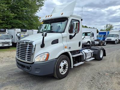 Freightliner Cascadia 113 Single Axle Day Cab Truck - 450HP, 12 Speed Automatic