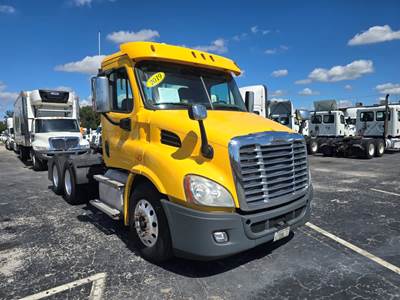 Freightliner Cascadia 113 Day Cab Truck - 435HP, 12 Speed Automatic