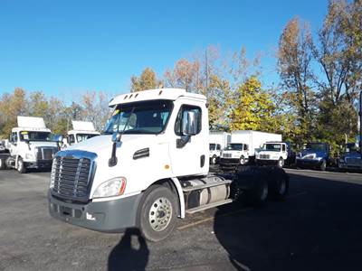 Freightliner Cascadia 113 Day Cab Truck - 410HP, 10 Speed Manual