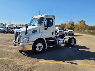 Freightliner Cascadia 113 Single Axle Day Cab Truck - 450HP, 10 Speed Automatic