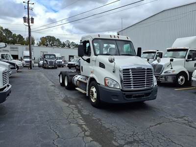 Freightliner Cascadia 113 Day Cab Truck - 445HP, 6 Speed Manual