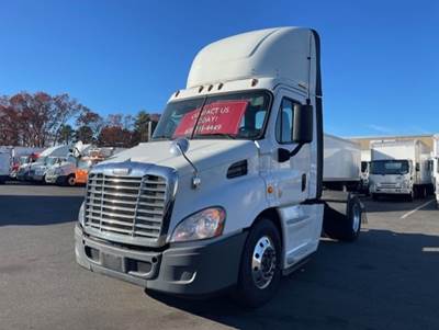Freightliner Cascadia 113 Single Axle Day Cab Truck - 410HP, 10 Speed Manual