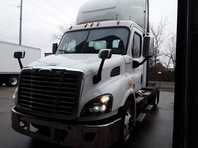 Freightliner Cascadia 113 Single Axle Day Cab Truck - 410HP, 12 Speed Automatic