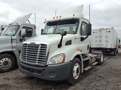 Freightliner Cascadia 113 Single Axle Day Cab Truck - 435HP, 12 Speed Automatic
