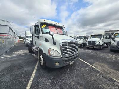 Freightliner Cascadia 113 Single Axle Day Cab Truck - 410HP, 10 Speed Manual