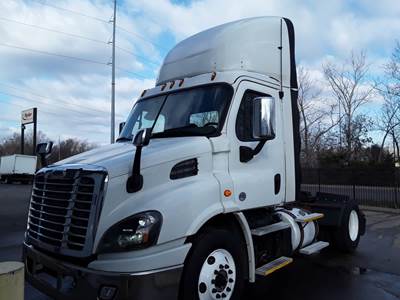 Freightliner Cascadia 113 Single Axle Day Cab Truck - 410HP, 12 Speed Automatic