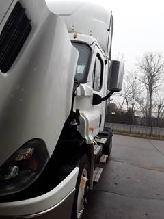 Freightliner Cascadia 113 Single Axle Day Cab Truck - 410HP, 12 Speed Automatic