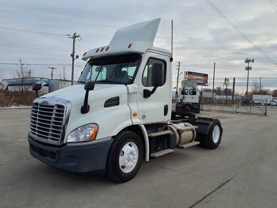 Freightliner Cascadia 113 Single Axle Day Cab Truck - 435HP, 12 Speed Automatic