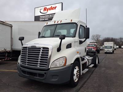 Freightliner Cascadia 113 Single Axle Day Cab Truck - 410HP, 10 Speed Manual