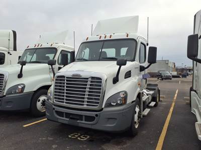 Freightliner Cascadia 113 Single Axle Day Cab Truck - 410HP, 10 Speed Manual