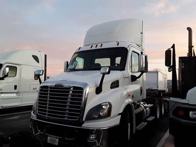 Freightliner Cascadia 113 Day Cab Truck - 410HP, 12 Speed Automatic