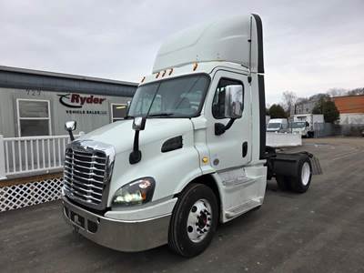 Freightliner Cascadia 113 Single Axle Day Cab Truck - 410HP, 10 Speed Automatic