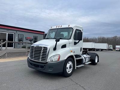 Freightliner Cascadia 113 Single Axle Day Cab Truck - 410HP, 10 Speed Manual