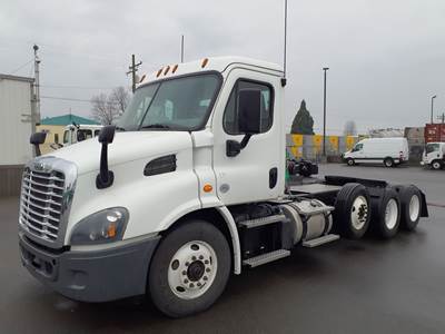Freightliner Cascadia 113 Day Cab Truck - 450HP, 12 Speed Automatic