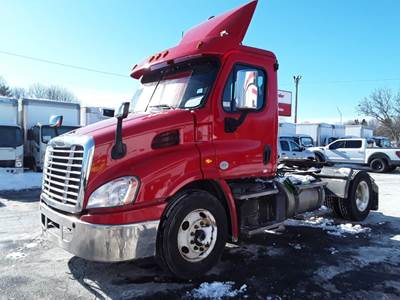 Freightliner Cascadia 113 Single Axle Day Cab Truck - 410HP, 10 Speed Manual