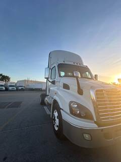 Freightliner Cascadia 113 Single Axle Day Cab Truck - 410HP, 12 Speed Automatic