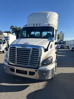 Freightliner Cascadia 113 Single Axle Day Cab Truck - 410HP, 12 Speed Automatic