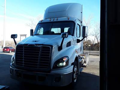 Freightliner Cascadia 113 Day Cab Truck - 410HP, 12 Speed Automatic