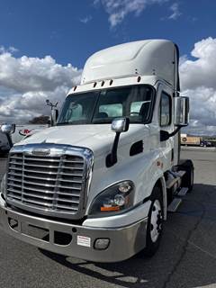 Freightliner Cascadia 113 Single Axle Day Cab Truck - 410HP, 12 Speed Automatic