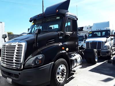 Freightliner Cascadia 113 Single Axle Day Cab Truck - 410HP, 12 Speed Automatic