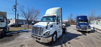 Freightliner Cascadia 113 Single Axle Day Cab Truck - 410HP, 10 Speed Automatic
