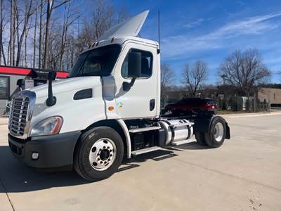 Freightliner Cascadia 113 Single Axle Day Cab Truck - 410HP, 10 Speed Manual