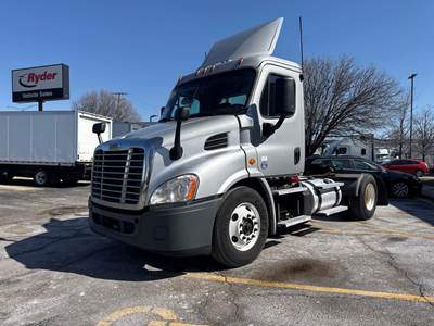 Freightliner Cascadia 113 Single Axle Day Cab Truck - 410HP, 10 Speed Manual