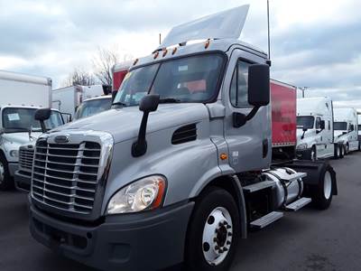 Freightliner Cascadia 113 Single Axle Day Cab Truck - 410HP, 10 Speed Manual