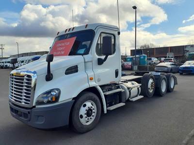 Freightliner Cascadia 113 Day Cab Truck - 450HP, 12 Speed Automatic