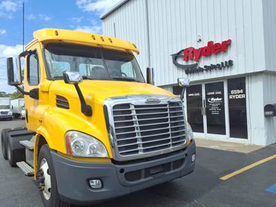 Freightliner Cascadia 113 Day Cab Truck - 435HP, 10 Speed Automatic