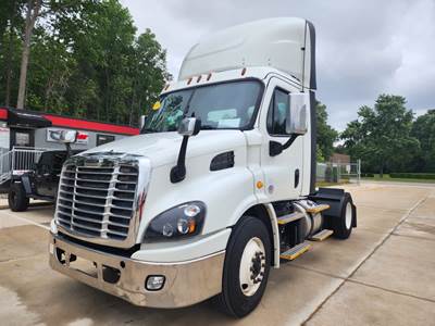 Freightliner Cascadia 113 Single Axle Day Cab Truck - 410HP, 12 Speed Automatic