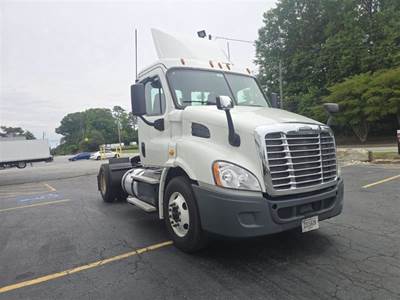 Freightliner Cascadia 113 Single Axle Day Cab Truck - 410HP, 10 Speed Manual